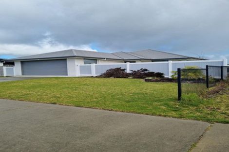 Photo of property in 28 Kitemaunga Avenue, One Tree Point, 0118