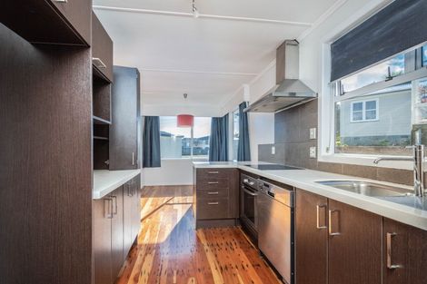 Photo of property in 27 Brooker Grove, Newlands, Wellington, 6037