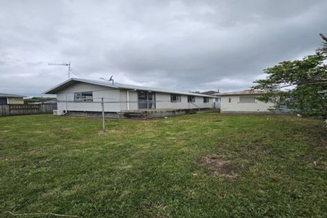 Photo of property in 71 Queenwood Road, Levin, 5510