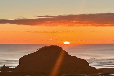 Photo of property in 15 Piha Road, Piha, New Lynn, 0772