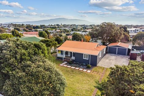 Photo of property in 12 Hicks Crescent, Waikanae Beach, Waikanae, 5036