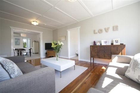Photo of property in 2/4 Cleve Road, Green Bay, Auckland, 0604