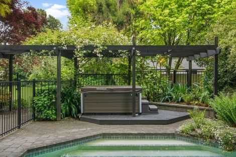 Photo of property in 16 Felstead Place, Avonhead, Christchurch, 8042