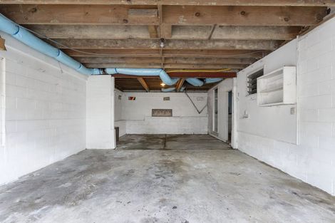 Photo of property in 176 Edmonton Road, Te Atatu South, Auckland, 0610