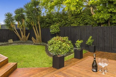 Photo of property in 16 Sylvan Park Avenue, Milford, Auckland, 0620