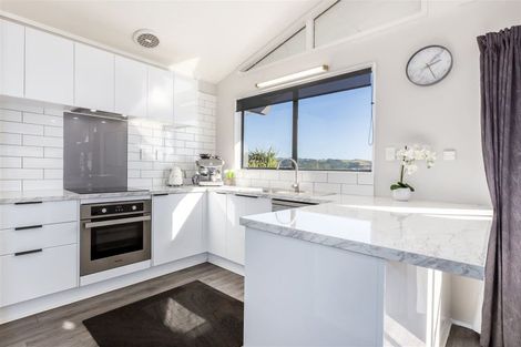 Photo of property in 106 Gloaming Hill, Titahi Bay, Porirua, 5022