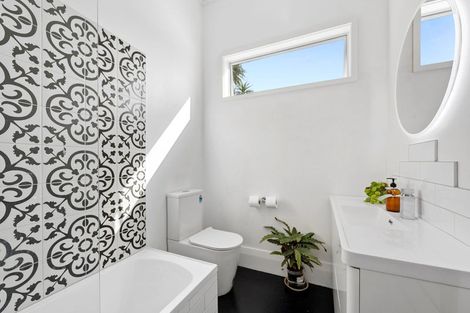 Photo of property in 8 Puriri Street, Helensville, 0800