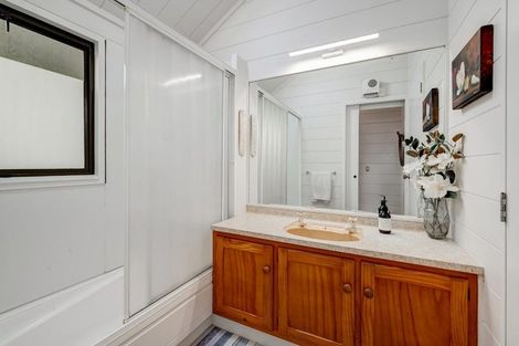 Photo of property in 13 Moffat Road, Red Beach, 0932