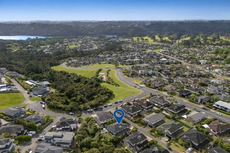 Photo of property in 22 Bur Oak Terrace, Schnapper Rock, Auckland, 0632