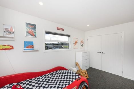 Photo of property in 37 Vaucluse Heights, Fitzherbert, Palmerston North, 4410