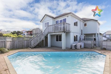 Photo of property in 8 Bennett Grove, Newlands, Wellington, 6037