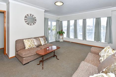 Photo of property in 24 Waterview Road West, Stanley Point, Auckland, 0624