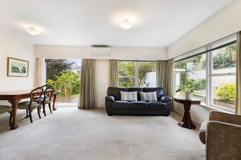 Photo of property in 2/5 Evelyn Place, Hillcrest, Auckland, 0627
