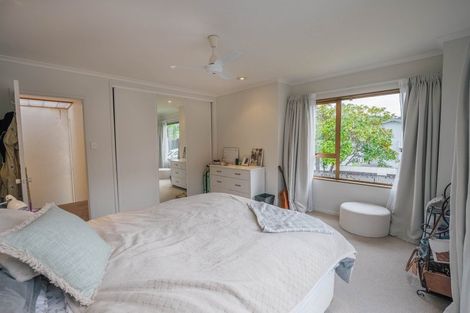 Photo of property in 1/18 Holdaway Avenue, Northcote, Auckland, 0627