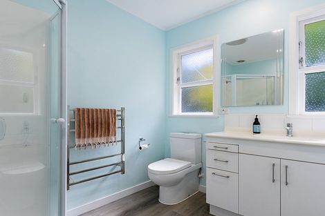 Photo of property in 16 Griffiths Grove, Newlands, Wellington, 6037