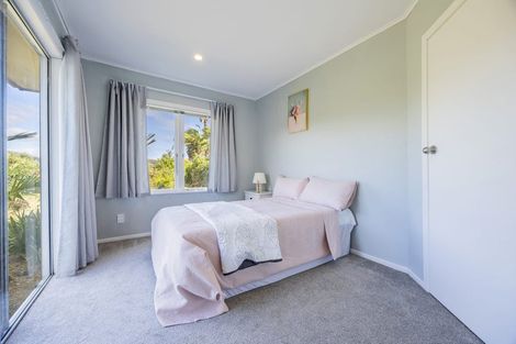 Photo of property in 50 Farquhar Road, Glendene, Auckland, 0602