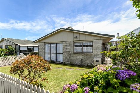 Photo of property in 2/13 Karamu Street, Strandon, New Plymouth, 4312