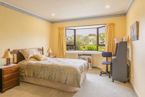 Photo of property in 9 Deakin Place, Clive, 4102