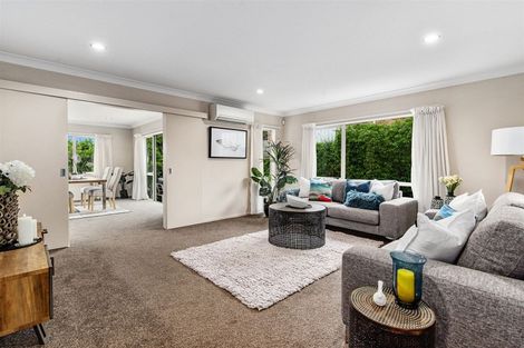 Photo of property in 22 Rising Parade, Fairview Heights, Auckland, 0632