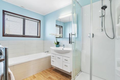 Photo of property in 63 Glenmore Road, Sunnyhills, Auckland, 2010