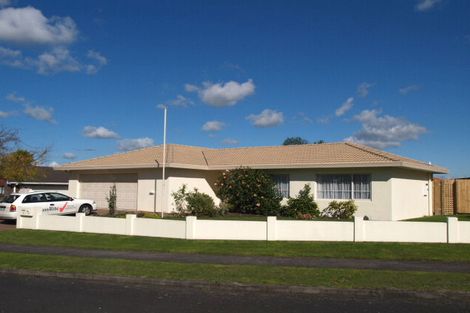 Photo of property in 6 The Green, Golflands, Auckland, 2013
