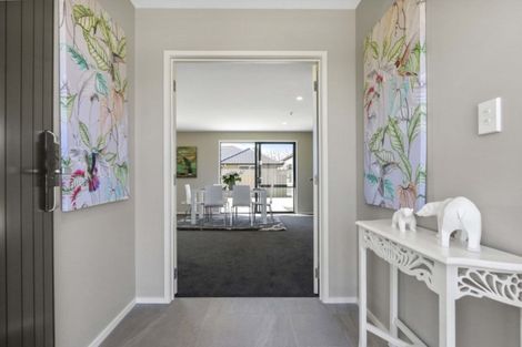 Photo of property in 16 Dumas Place, Rosehill, Papakura, 2113