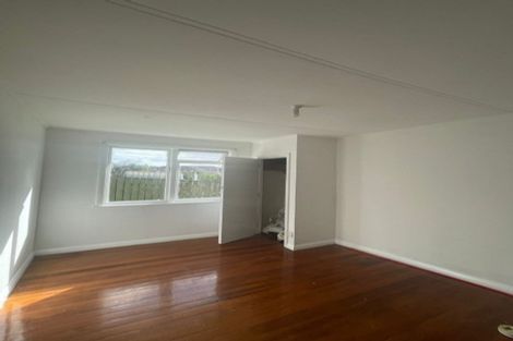 Photo of property in 28 Lincoln Park Avenue, Massey, Auckland, 0614