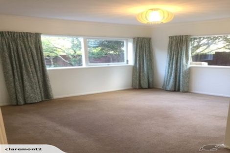 Photo of property in 24 Holdaway Avenue, Northcote, Auckland, 0627