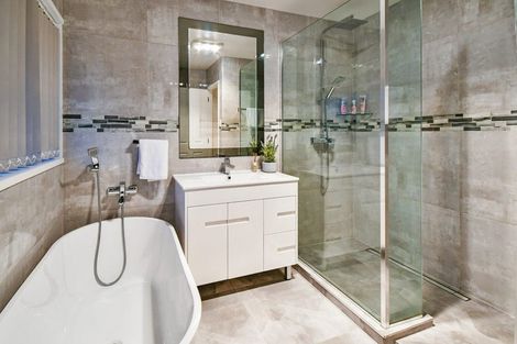 Photo of property in 2 Menen Place, Manurewa, Auckland, 2105