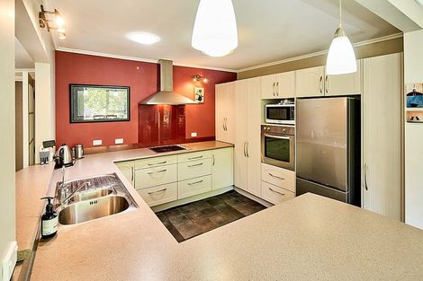 Photo of property in 73 Blue Mountains Road, Pinehaven, Upper Hutt, 5019