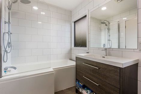 Photo of property in 5 Lowell Place, Massey, Auckland, 0614