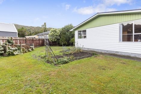 Photo of property in 5 George Street, Stokes Valley, Lower Hutt, 5019