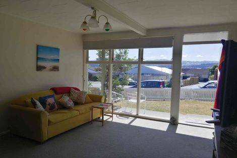 Photo of property in 17 Duchess Place, Maupuia, Wellington, 6022