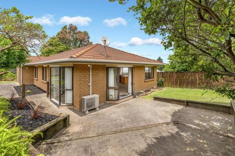 Photo of property in 3/2 Channing Crescent, Botany Downs, Auckland, 2010