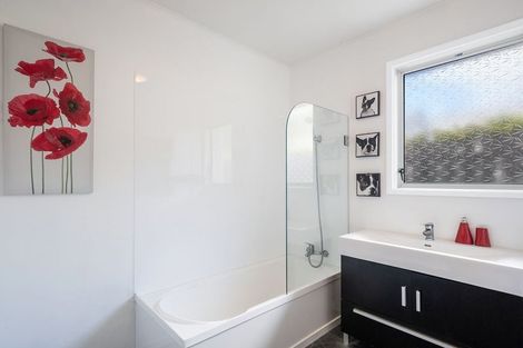 Photo of property in 18 Leybourne Avenue, Waikanae, 5036