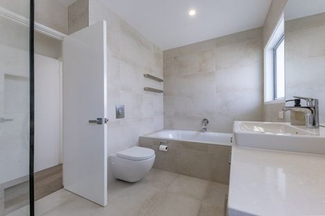 Photo of property in 8 Downsview Road, Pakuranga Heights, Auckland, 2010