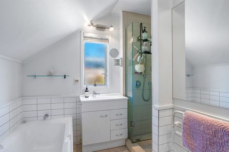 Photo of property in 1/2 Heathcote Road, Castor Bay, Auckland, 0620