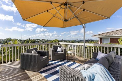 Photo of property in 5 Ravenwood Drive, Forrest Hill, Auckland, 0620