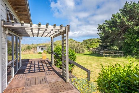 Photo of property in 32 Reay Mackay Grove, Waikawa Beach, Manakau, 5573