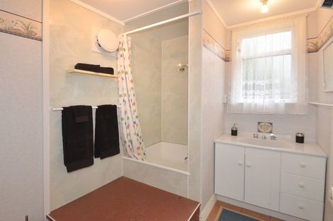 Photo of property in 41 Marine Parade, Macandrew Bay, Dunedin, 9014