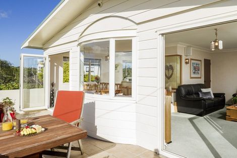 Photo of property in 1/949 Beach Road, Torbay, Auckland, 0630