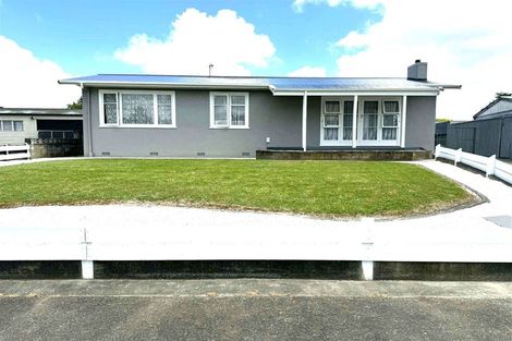 Photo of property in 4 Mokau Place, Terrace End, Palmerston North, 4410