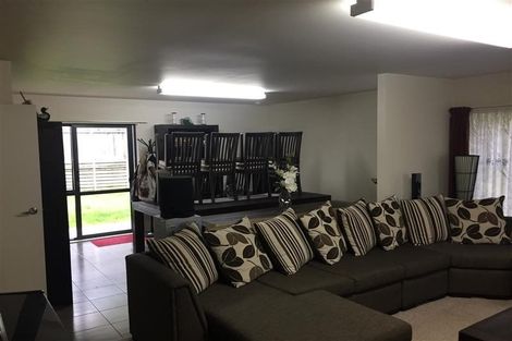 Photo of property in 302a Triangle Road, Massey, Auckland, 0614