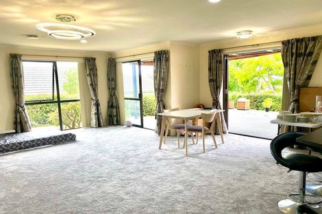 Photo of property in 12 Chadlington Avenue, Henderson, Auckland, 0612