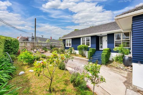 Photo of property in 16 Phelps Place, Glendene, Auckland, 0602