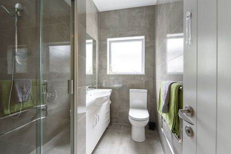 Photo of property in 6b Cronin Place, Beach Haven, Auckland, 0626