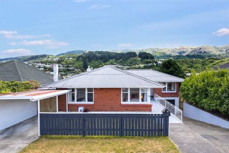 Photo of property in 15 Handyside Street, Tawa, Wellington, 5028