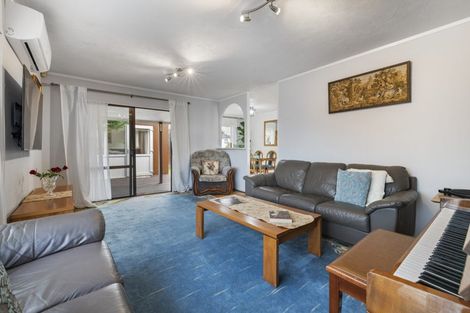 Photo of property in 6 Coubray Place, Botany Downs, Auckland, 2010