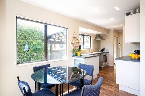 Photo of property in 16 Deakin Place, Clive, 4102