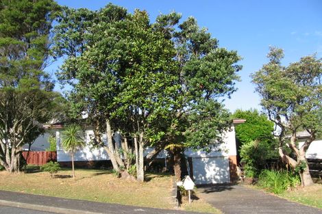 Photo of property in 3 Halcombe Place, Green Bay, Auckland, 0604